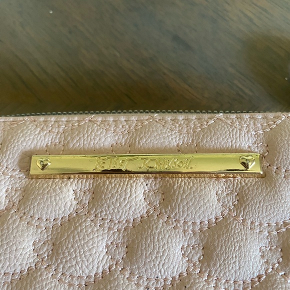 Betsey Johnson Quilted Heart zip around clutch Wallet Wristlet pale Pink - Picture 3 of 10